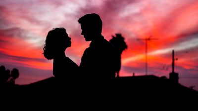 Sevgilisinin sözleriyle duygulanan kişinin gözleri